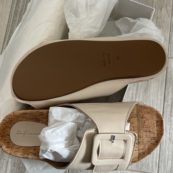 Definery slip on leather sandals. Cork platform with rubber bottoms - Picture 3 of 5